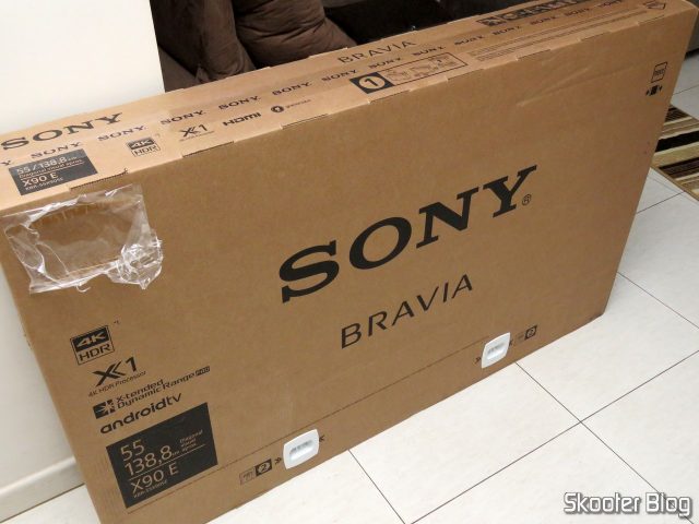 TV Sony XBR-55X905E 4K, em sua embalagem.