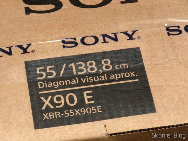 TV Sony XBR-55X905E 4K, em sua embalagem.