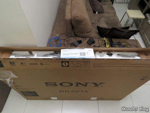 TV Sony XBR-55X905E 4K, em sua embalagem.