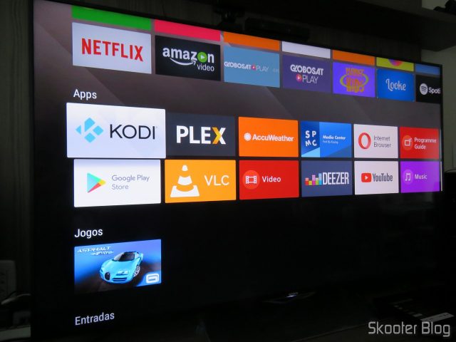 Menus do sistema operacional Android TV na Sony XBR-55X905E.