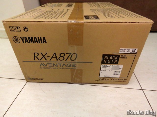 Receiver Yamaha Aventage RX-A870, em sua embalagem.