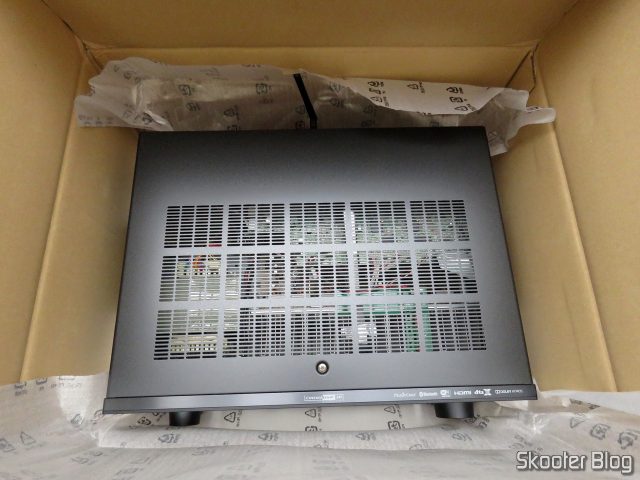 Receiver Yamaha Aventage RX-A870, em sua embalagem.