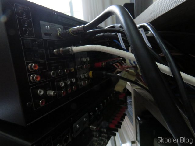 Receiver Yamaha Aventage RX-A870, com os cabos conectados.