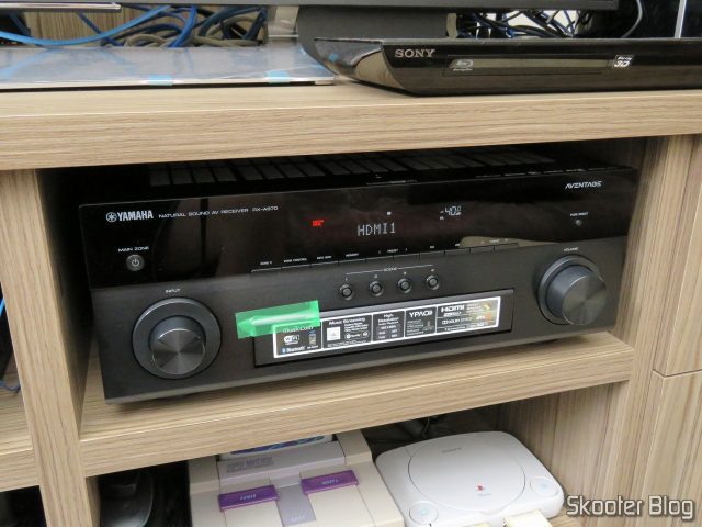 Receiver Yamaha Aventage RX-A870, em funcionamento.