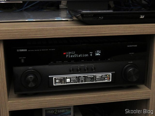 Receiver Yamaha Aventage RX-A870, identificando a fonte: Playstation 4.