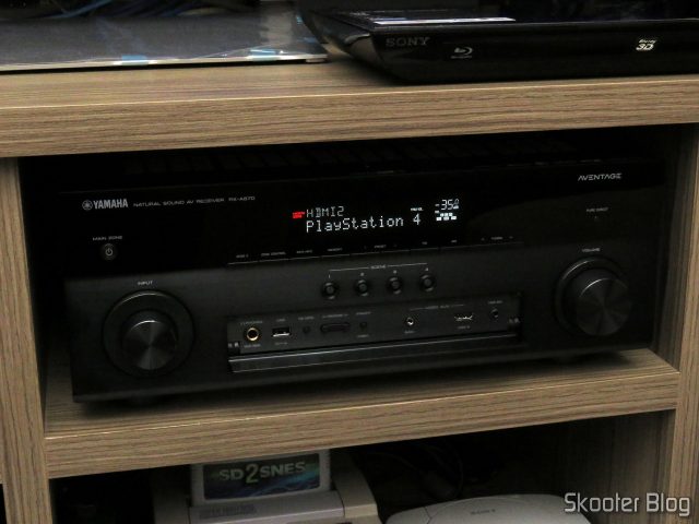Receiver Yamaha Aventage RX-A870, com a tampa frontal aberta.