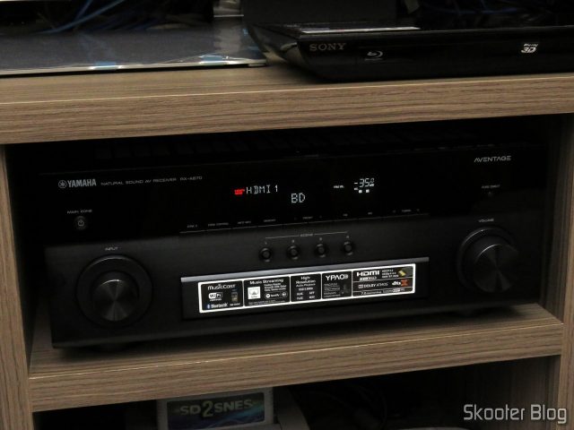 Receiver Yamaha Aventage RX-A870, identificando a fonte: Blu-Ray Player.