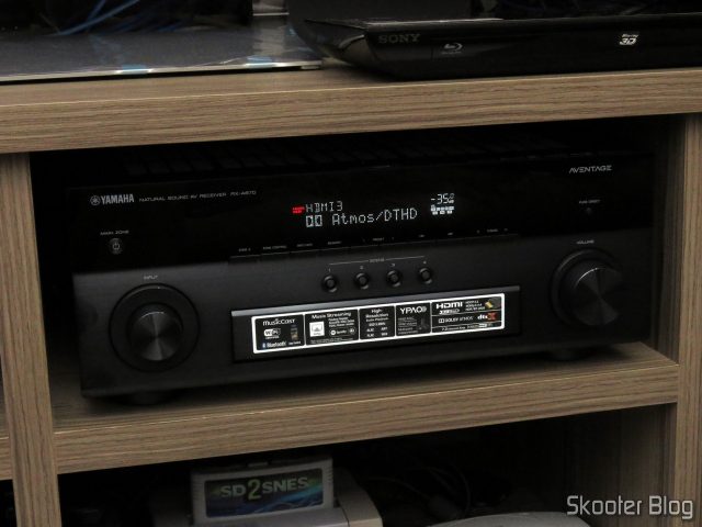 Receiver Yamaha Aventage RX-A870 reproduzindo conteúdo Dolby Atmos / Dolby TrueHD.