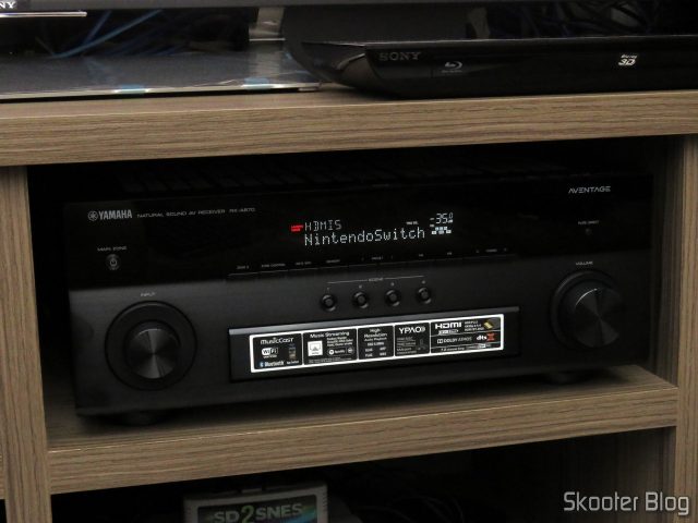 Receiver Yamaha Aventage RX-A870, identificando a fonte: Nintendo Switch.