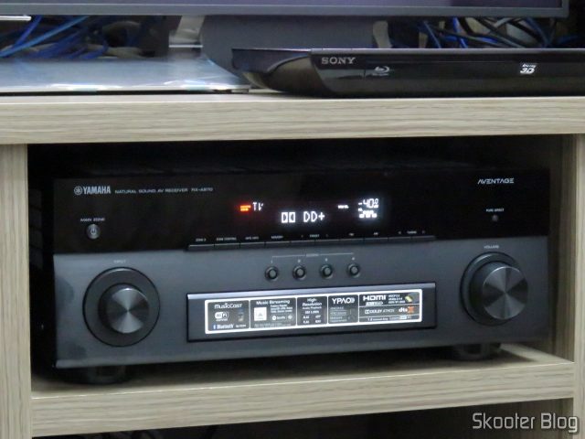 Receiver Yamaha Aventage RX-A870 reproduzindo conteúdo Dolby Digital Plus.