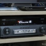 Receiver Yamaha Aventage RX-A870 reproduzindo conteúdo Dolby Atmos / Dolby TrueHD.