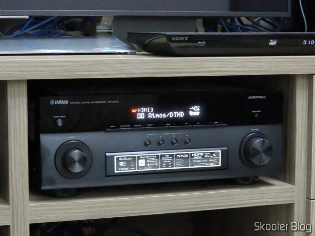 Receiver Yamaha Aventage RX-A870 reproduzindo conteúdo Dolby Atmos / Dolby TrueHD.