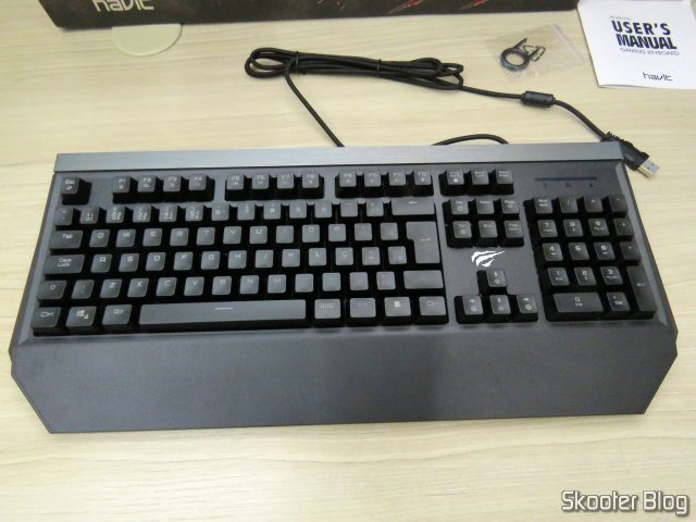 O primeiro Teclado Mecânico Havit HV-KB370L RGB que recebi, com um risco e teclas raspadas.