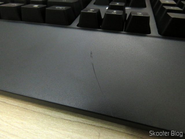 O primeiro Teclado Mecânico Havit HV-KB370L RGB que recebi, com um risco e teclas raspadas.