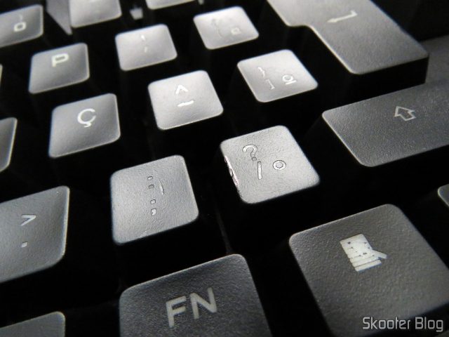 O primeiro Teclado Mecânico Havit HV-KB370L RGB que recebi, com um risco e teclas raspadas.