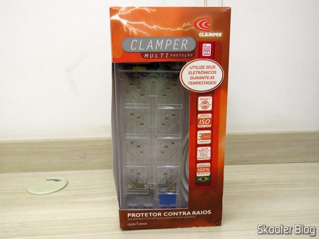 Clamper Multi Proteção com Contador de Surtos, em sua embalagem.