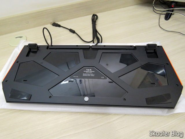 Parte de baixo do Teclado Mecânico Havit HV-KB370L RGB.