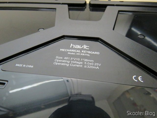Parte de baixo do Teclado Mecânico Havit HV-KB370L RGB.