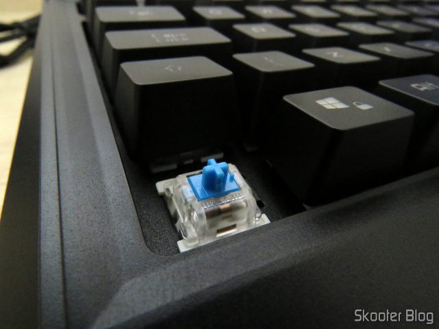 Detalhe do Switch Outemu Blue no Teclado Mecânico Havit HV-KB370L RGB.