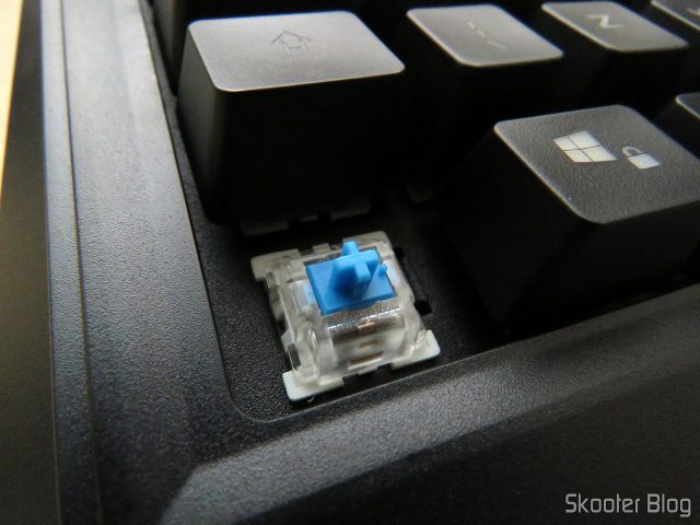 Detalhe do Switch Outemu Blue no Teclado Mecânico Havit HV-KB370L RGB.