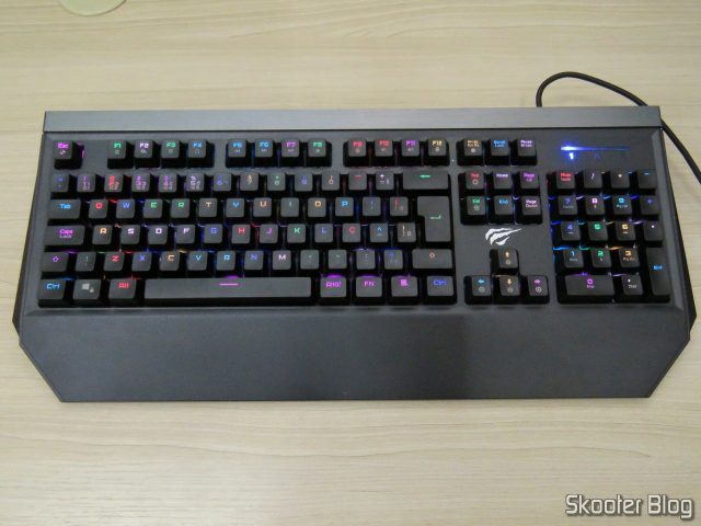 Teclado Mecânico Havit HV-KB370L RGB, em funcionamento.