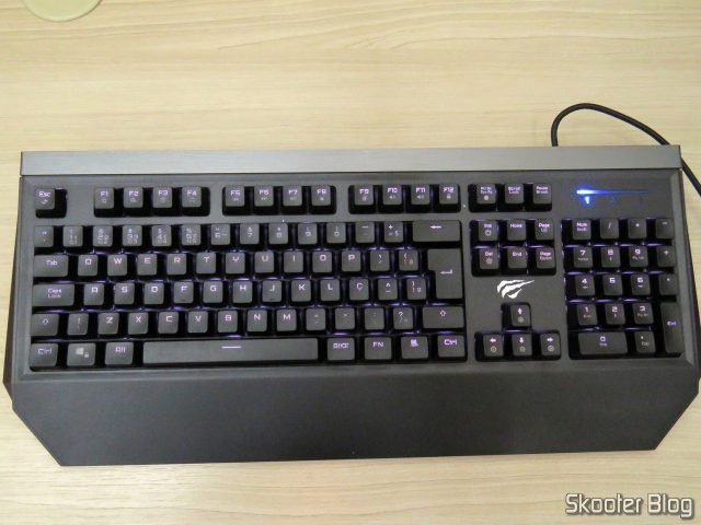 Teclado Mecânico Havit HV-KB370L RGB, em funcionamento.