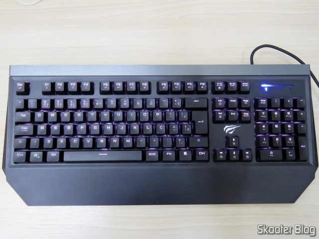 Teclado Mecânico Havit HV-KB370L RGB, em funcionamento.