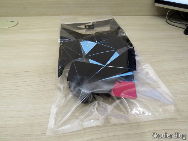 Peitoral para Cachorros Zee.Dog Mesh Plus Star Wars Darth Vader M, em sua embalagem.