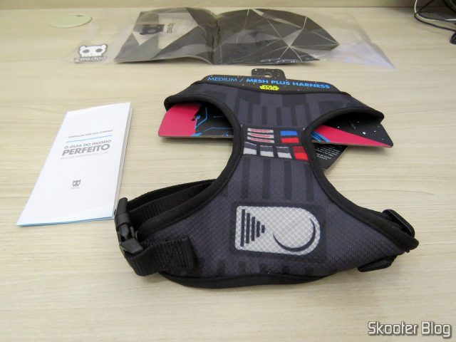 Peitoral para Cachorros Zee.Dog Mesh Plus Star Wars Darth Vader M, e sua embalagem.
