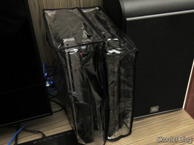 Playstation 3 e Playstation 4 Pro, com suas respectivas capas.