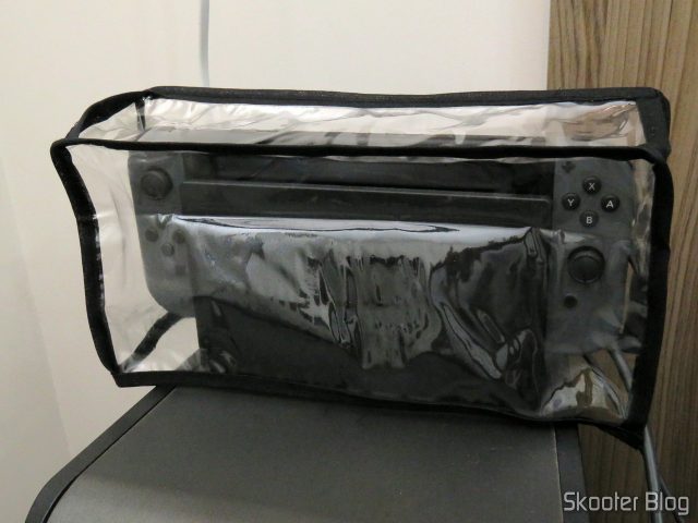 Nintendo Switch com sua capa.