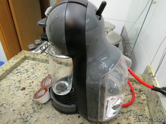 Preparando um Chococino na Cafeteira Nescafé Dolce Gusto Mini Me Preta.