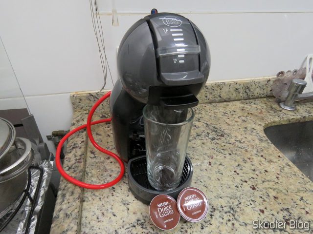 Preparando um Chococino na Cafeteira Nescafé Dolce Gusto Mini Me Preta.