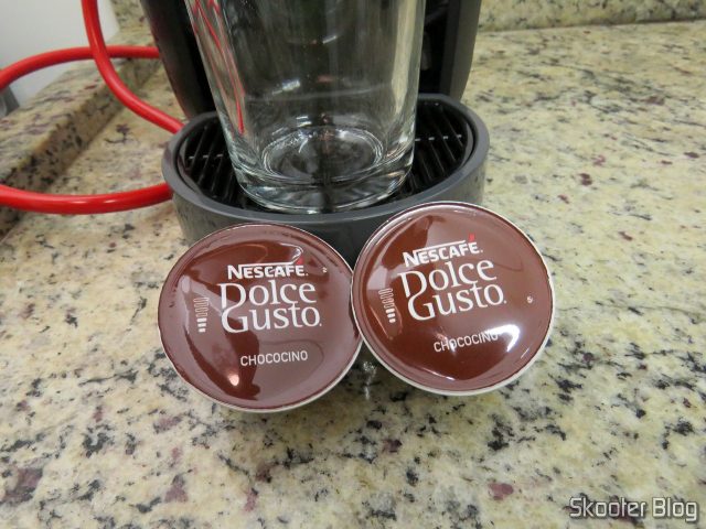 Preparando um Chococino na Cafeteira Nescafé Dolce Gusto Mini Me Preta.