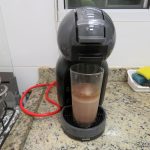 Preparando um Chococino na Cafeteira Nescafé Dolce Gusto Mini Me Preta.