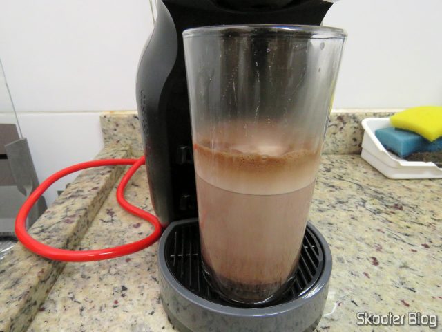 Preparando um Chococino na Cafeteira Nescafé Dolce Gusto Mini Me Preta.