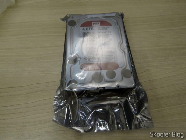 HDD Western Digital 3.5" Red, modelo WD40EFRX de 4TB, em sua embalagem.