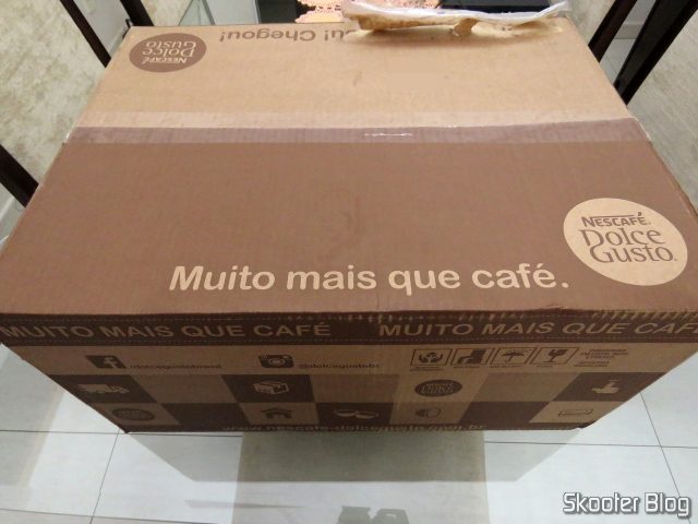 Caixa da Nescafé Dolce Gusto com a Cafeteira e as seis caixas de cápsulas.