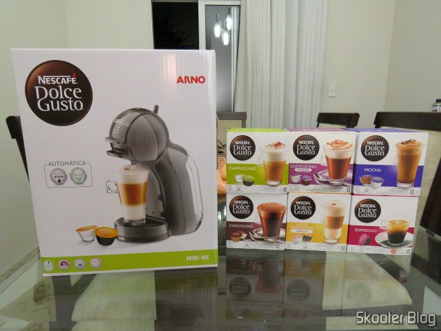 A Cafeteira Mini Me e as caixas de cápsulas.