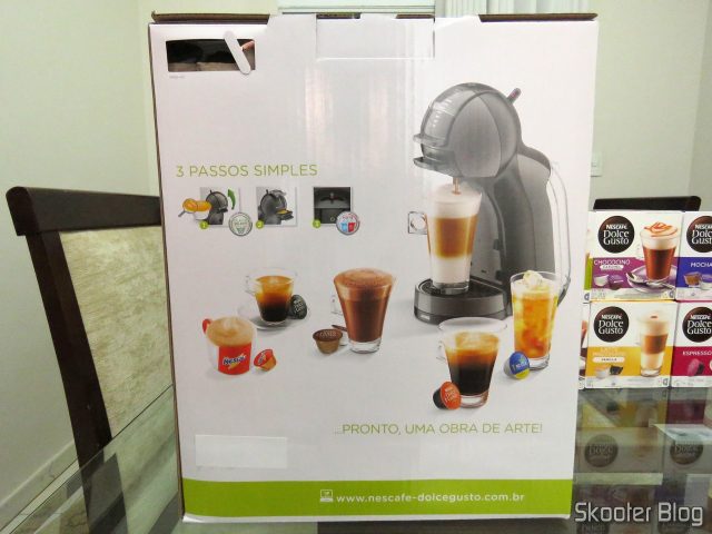 A Cafeteira Nescafé Dolce Gusto Mini Me Preta, em sua embalagem.A Cafeteira Nescafé Dolce Gusto Mini Me Preta, em sua embalagem.