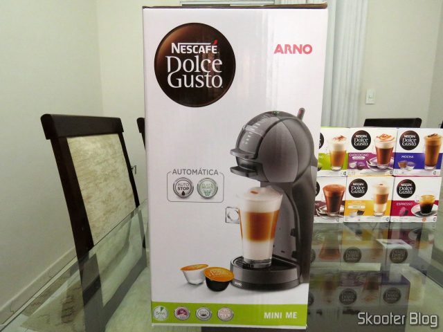A Cafeteira Nescafé Dolce Gusto Mini Me Preta, em sua embalagem.A Cafeteira Nescafé Dolce Gusto Mini Me Preta, em sua embalagem.