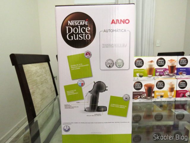 A Cafeteira Nescafé Dolce Gusto Mini Me Preta, em sua embalagem.A Cafeteira Nescafé Dolce Gusto Mini Me Preta, em sua embalagem.