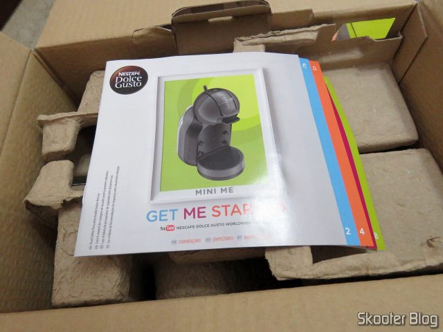 A Cafeteira Nescafé Dolce Gusto Mini Me Preta, em sua embalagem.A Cafeteira Nescafé Dolce Gusto Mini Me Preta, em sua embalagem.