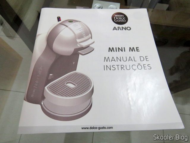 Manual de Instruções da Cafeteira Nescafé Dolce Gusto Mini Me Preta, em sua embalagem.A Cafeteira Nescafé Dolce Gusto Mini Me Preta.