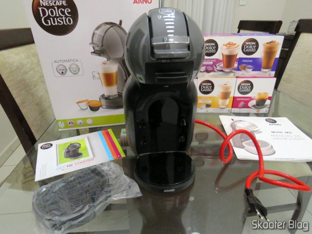 Cafeteira Nescafé Dolce Gusto Mini Me Preta, em sua embalagem.A Cafeteira Nescafé Dolce Gusto Mini Me Preta.