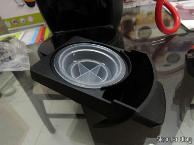 Cafeteira Nescafé Dolce Gusto Mini Me Preta, em sua embalagem.A Cafeteira Nescafé Dolce Gusto Mini Me Preta.