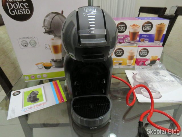 Cafeteira Nescafé Dolce Gusto Mini Me Preta, em sua embalagem.A Cafeteira Nescafé Dolce Gusto Mini Me Preta.
