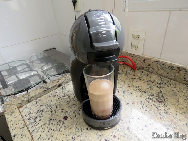 Preparando um Mocha na Cafeteira Nescafé Dolce Gusto Mini Me Preta.