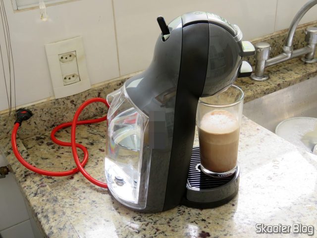 Preparando um Mocha na Cafeteira Nescafé Dolce Gusto Mini Me Preta.