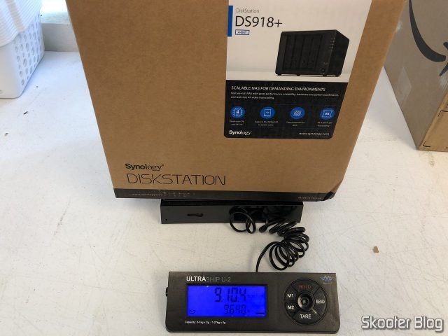 Synology 4 bay NAS DiskStation DS918+ (Diskless) sendo pesado na Box1. Note a caixa amassada.